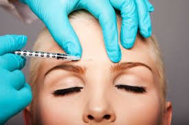 How Botox Helps in Non-Surgical Brow Lifts: Dubai Clinics’ Insights